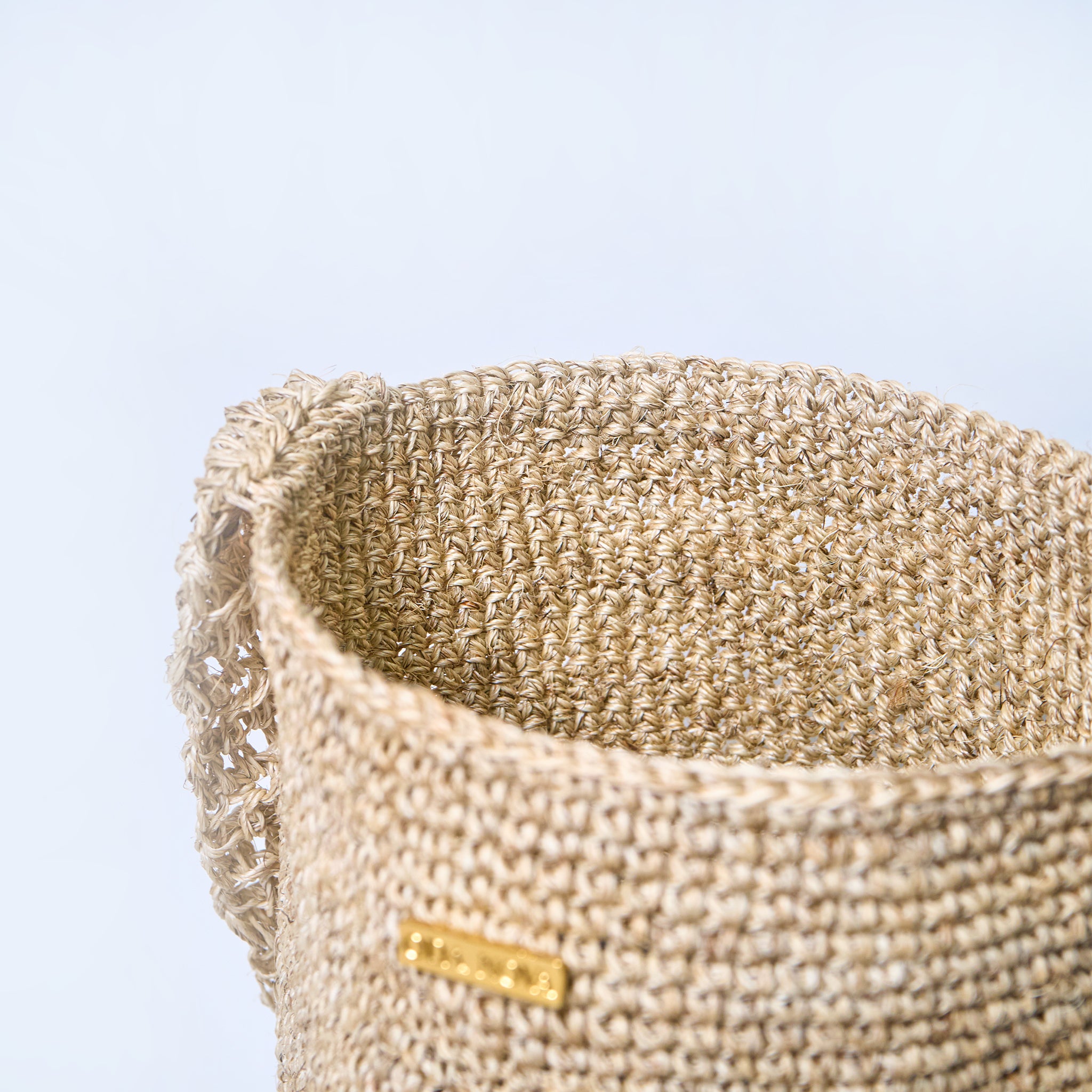 Close-up Gaia Lunar Dust crossbody bag handcrafted from natural fique fiber, designed by Oda Nova to honor feminine strength and Colombian craftsmanship