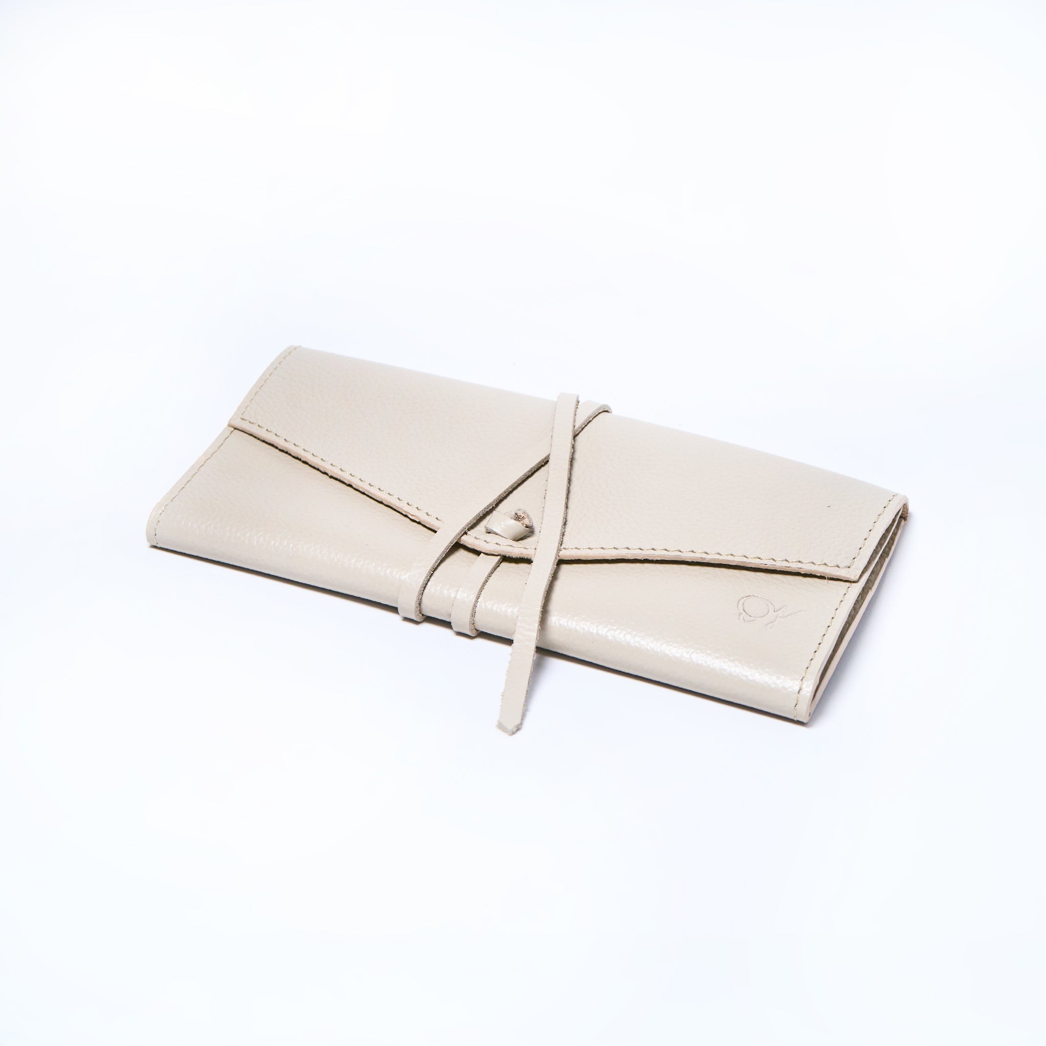 Cream leather wallet on a light gray background. handcrafted by Oda Nova with space for 8 cards and bills