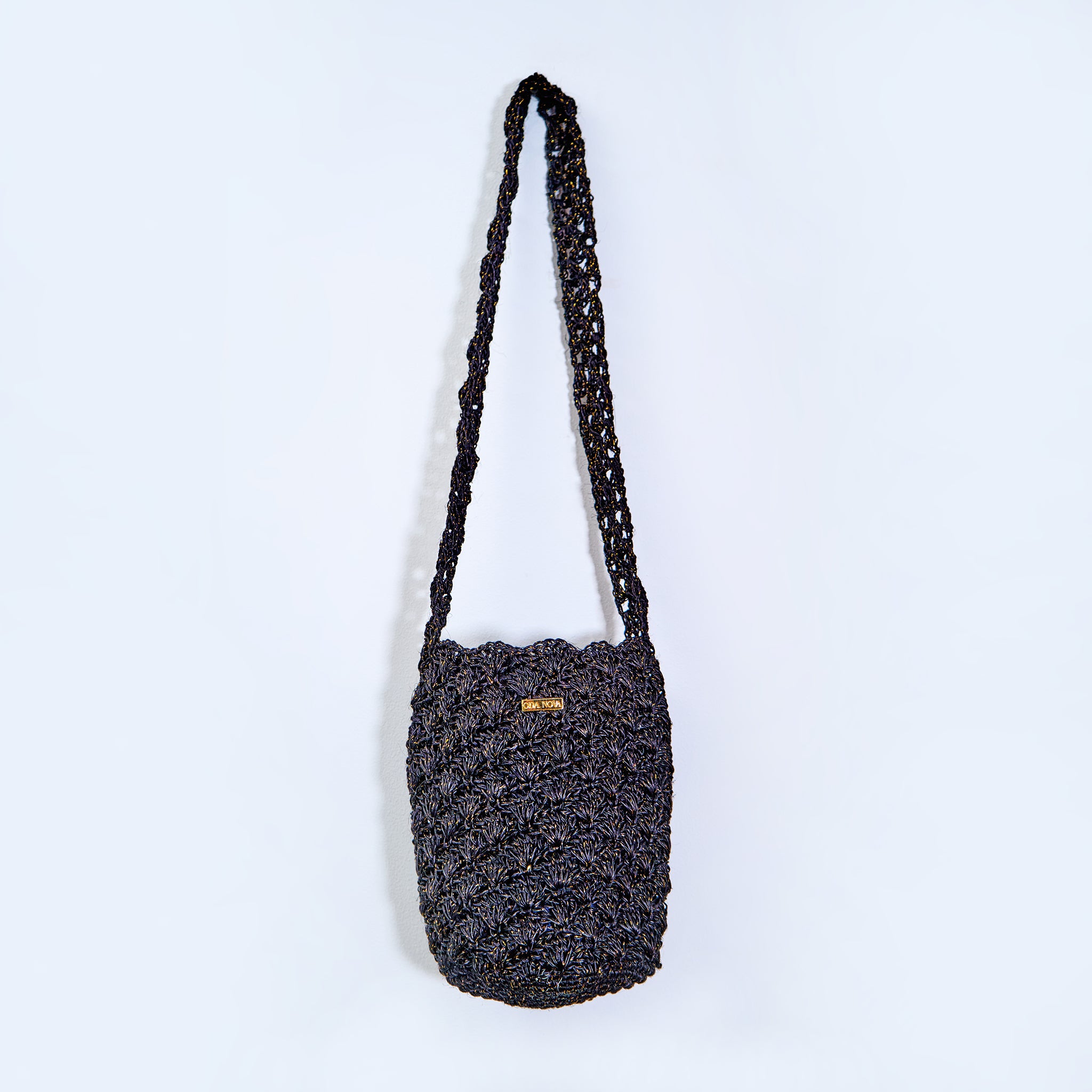 Solstice handcrafted crossbody bag Stardust Black made from natural fique fiber in beige, designed by Oda Nova with ancestral Colombian techniques